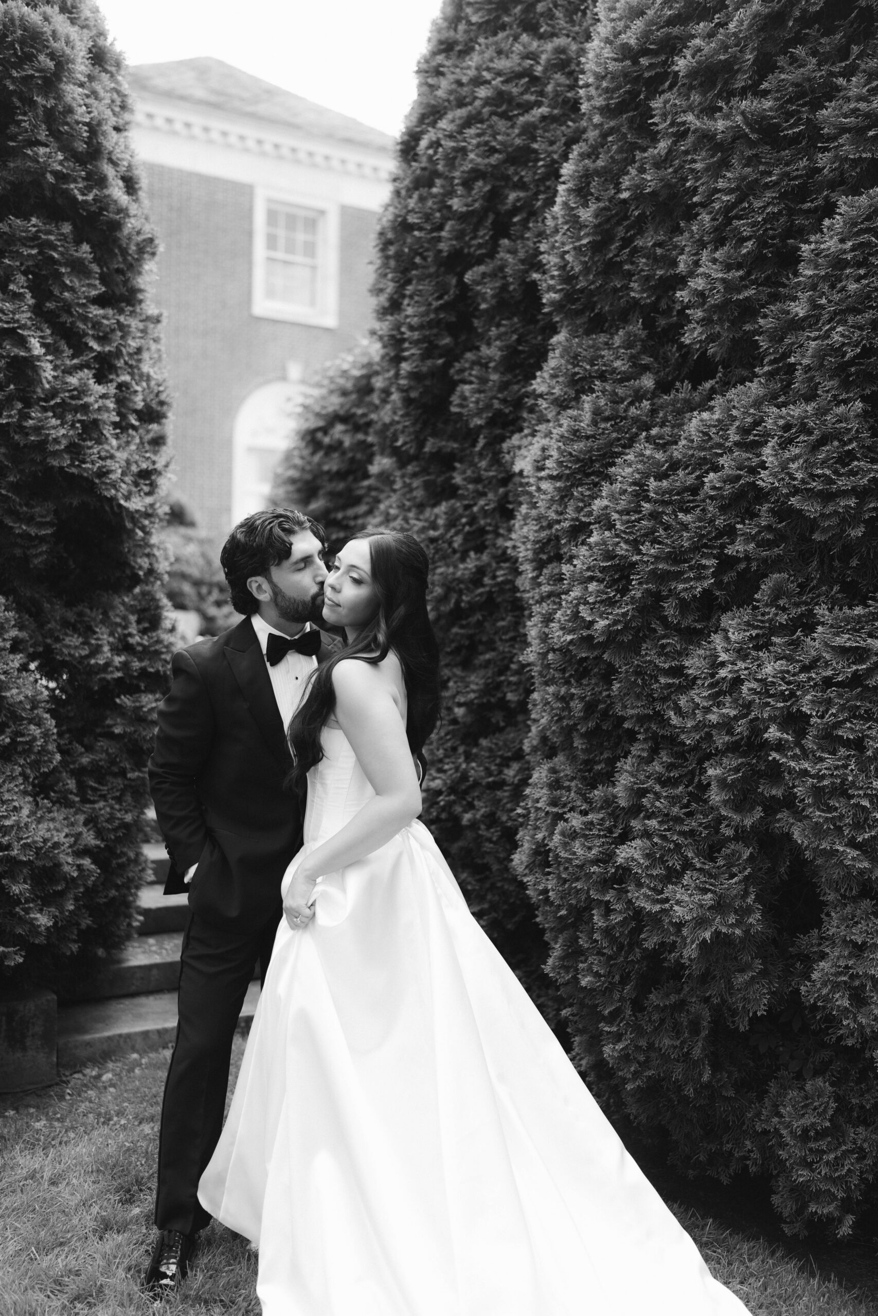 Editorial bride and groom portraits at NYIT de Seversky Mansion